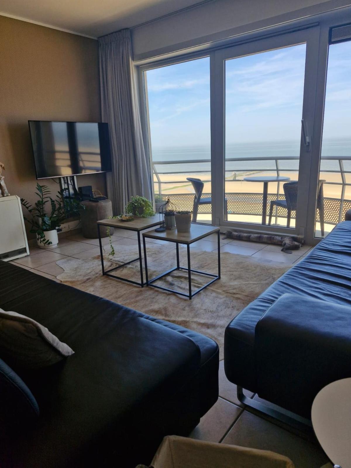 Apartment Met Zeezicht, Zwembad & Garage *
